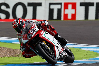 Donington, Libere 1: Leon Camier sorprende tutti!