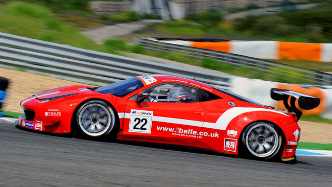 Phil Keen piazza la Ferrari Balfe in pole in gara 1