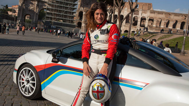 Vicky Piria sulla Peugeot RCZ-R per OmniCorse