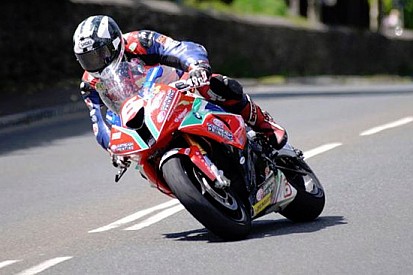 Bis di Michael Dunlop nella gara della Superstock