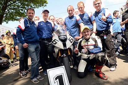 Michael Dunlop apre le danze nel Dainese Superbike
