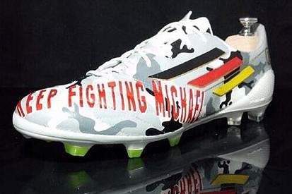 Lukas Podolski dedica i suoi scarpini a Schumacher