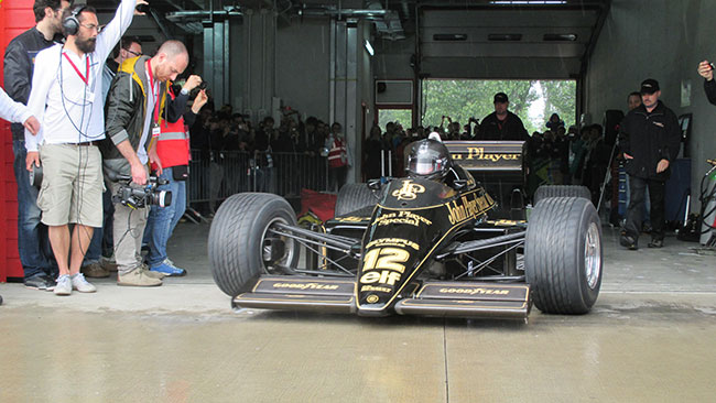 La Lotus 97T in pista a Imola per celebrare Senna