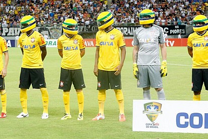 I giocatori del Corinthians indossano il casco di Senna
