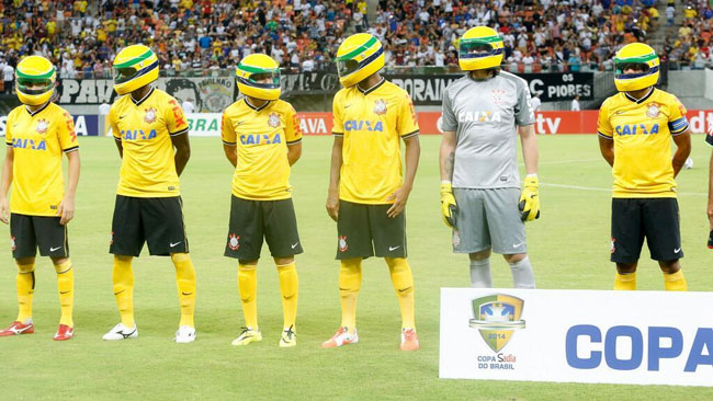 I giocatori del Corinthians indossano il casco di Senna