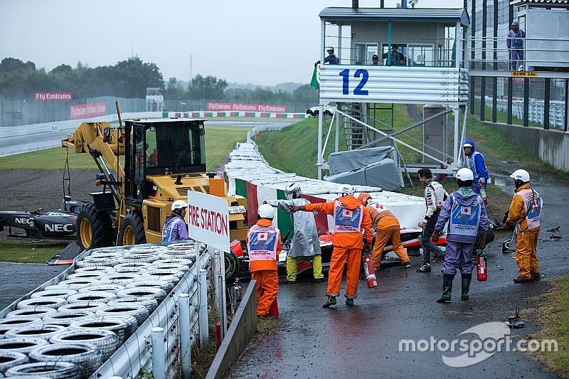 Adrian Sutil, Sauber F1 Team observa mientras el equipo de seguridad en el trabajo después del accidente de Jules Bianchi, Marussia F1 Team
