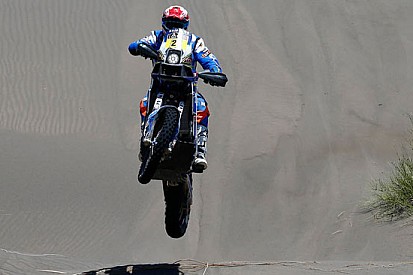 Dakar, Tappa 6, Moto: zampata di Duclos, ora terzo