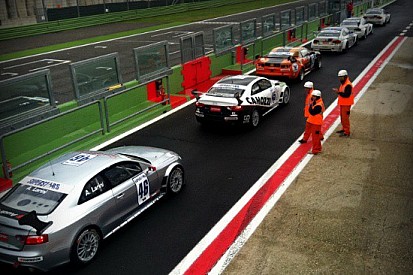 Andrea Larini guida la doppietta Audi