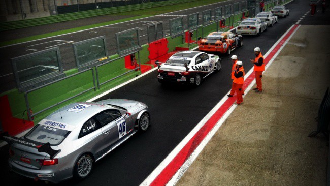 Andrea Larini guida la doppietta Audi