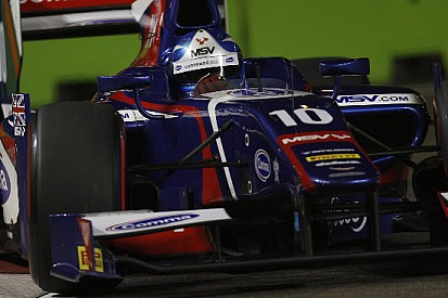 Jolyon Palmer fa spettacolo a Singapore e vince