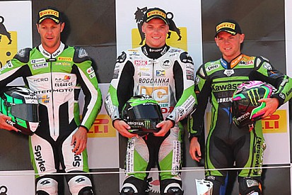 Kenan Sofuoglu regala la vittoria a Sam Lowes