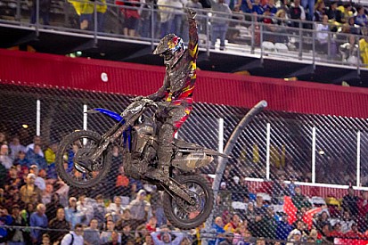 Il fango di Daytona esalta "Bubba" Stewart