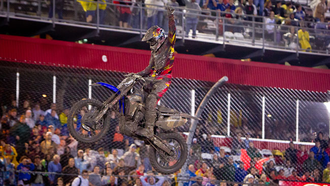 Il fango di Daytona esalta "Bubba" Stewart