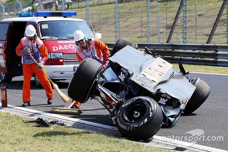 Perez escapes injury in massive shunt