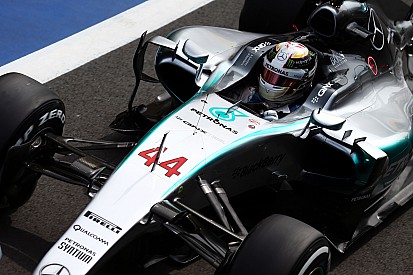 Hamilton domina la 1° práctica y Pérez vuelca