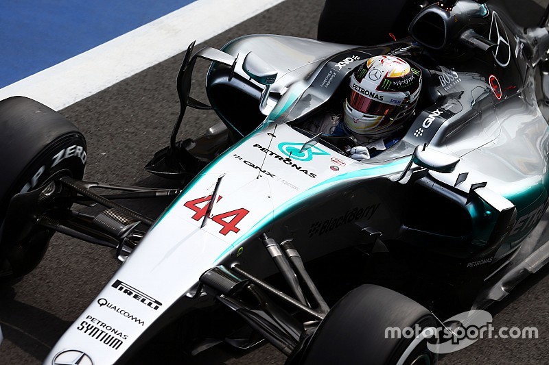 Hamilton domina la 1° práctica y Pérez vuelca