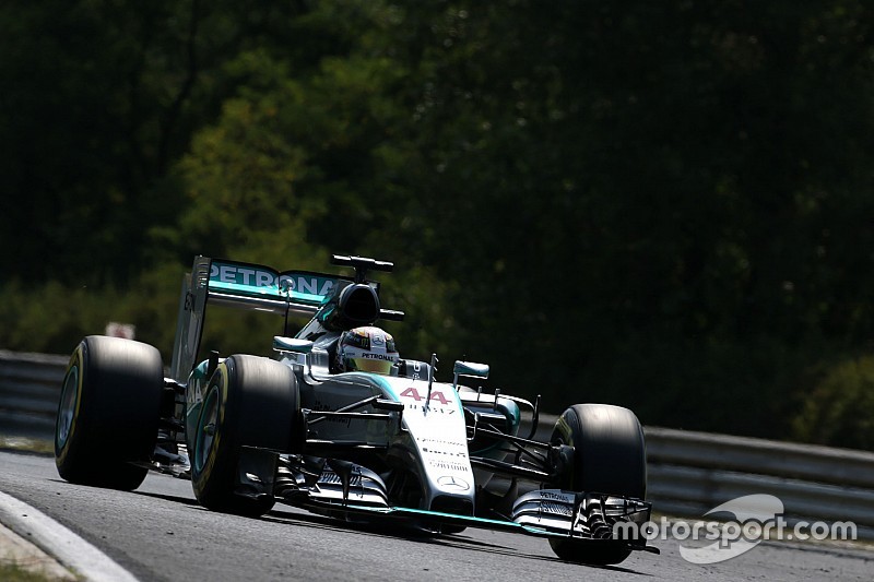 Hamilton vuelve a superar a Rosberg en la tercera práctica