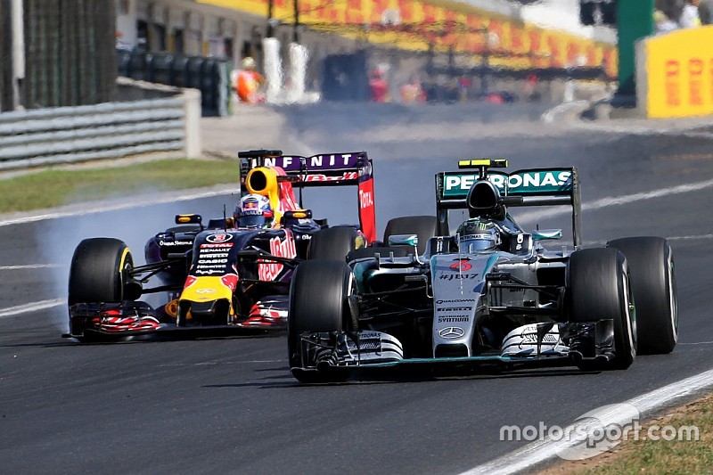 Nico Rosberg, Mercedes AMG F1 Team and Daniel Ricciardo, Red Bull Racing