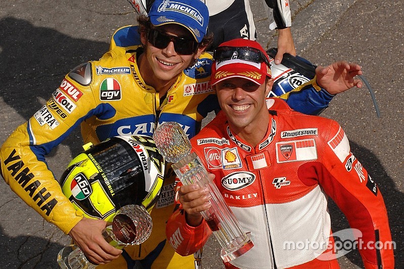 Podio: el ganador, Loris Capirossi, junto a Valentino Rossi