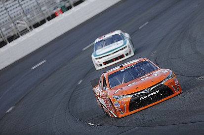 Daniel Suárez se queda con pole de Xfinity