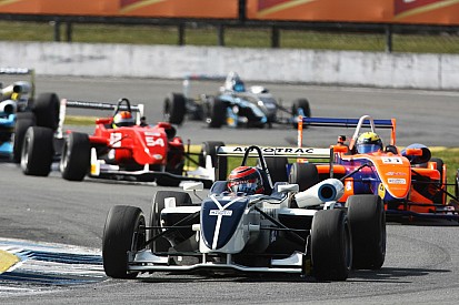 Iorio tenta, mas Piquet ganha sexta corrida em 2015 em Curitiba