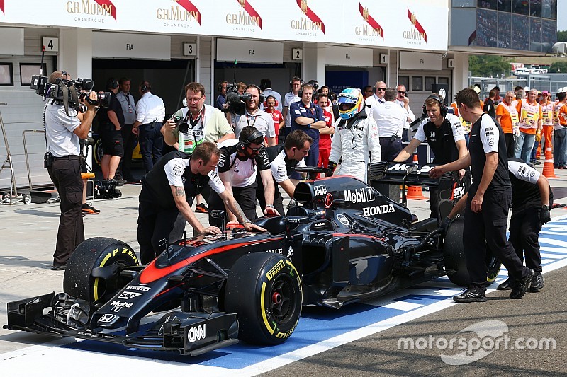 El McLaren MP4-30 de Fernando Alonso, McLaren es llevado a los boxes durante la clasificación