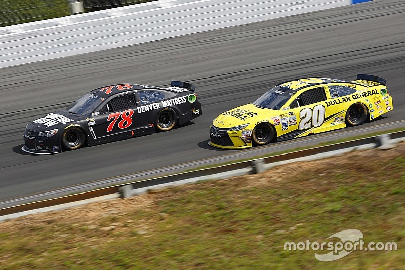 Martin Truex Jr., Furniture Row Racing Chevrolet e Matt Kenseth, Joe Gibbs Racing Toyota