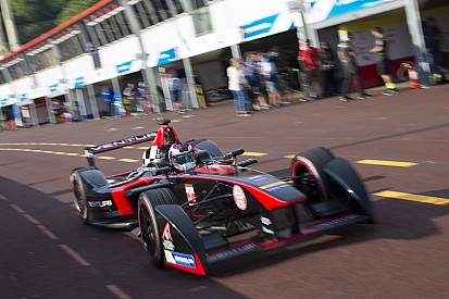 F1 Champion Villeneuve makes Formula E debut at Donington Park