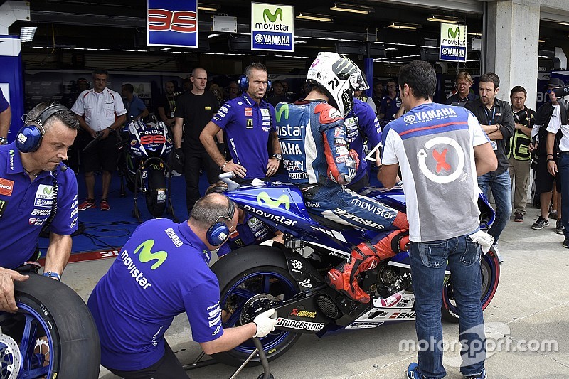 Brno, Libere 1: Lorenzo detta il ritmo, Marquez cade