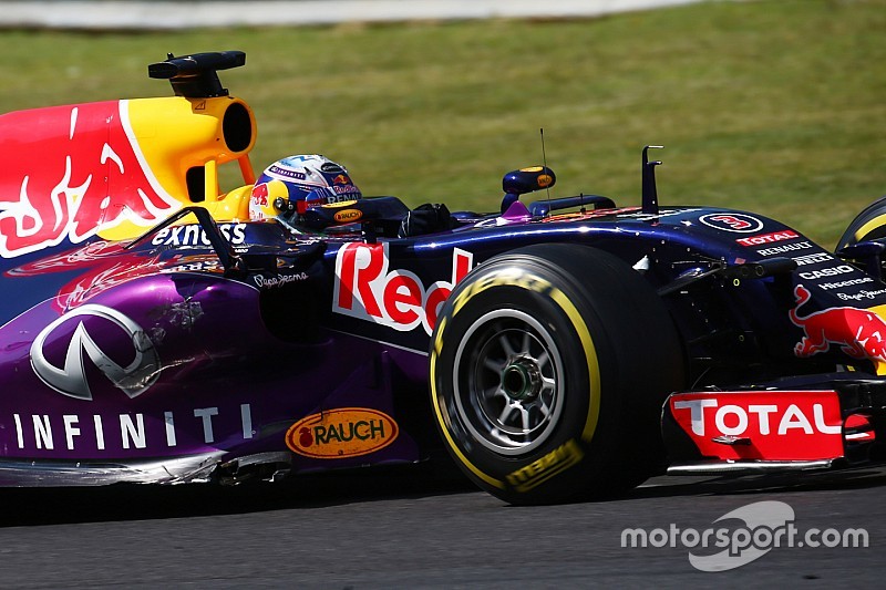 Daniel Ricciardo, Red Bull Racing RB11 con daño en el auto