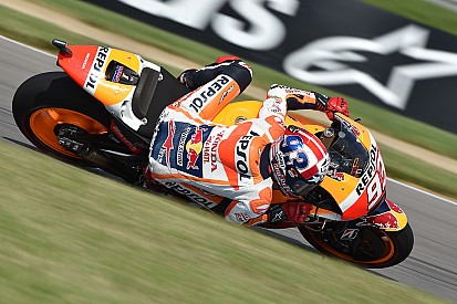 Márquez vence a Lorenzo y luego choca