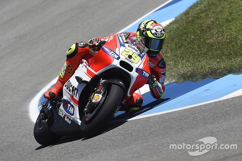 Iannone: "luchamos para mantener la cuerda en la curva".