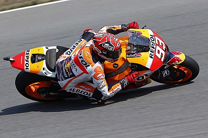 “Confortável” ao seguir Rossi em volta rápida, Márquez crê que está na briga