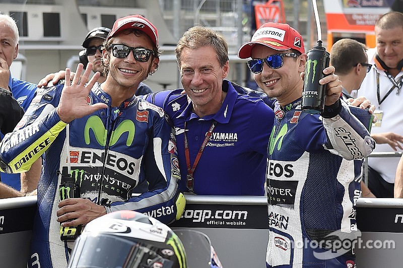 Lorenzo le arrebata el liderato a Valentino