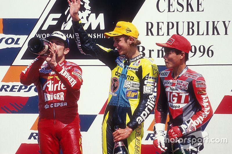 Podium : le vainqueur Valentino Rossi, le deuxième Jorge Martínez, et le troisième Tomomi Manako