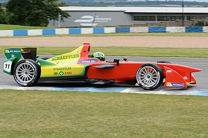 Com direito a recorde da pista, di Grassi é o mais rápido em Donington