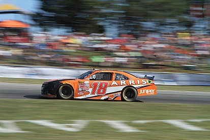 Denny Hamlin gana la pole en la Serie Xfinity