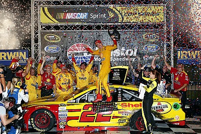 Logano holds off hard-charging Harvick at Bristol