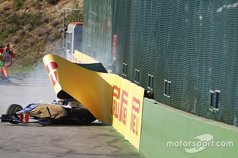 Piloto da GP3 critica organização após ser atingido por pneu