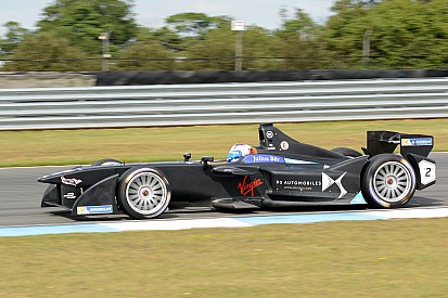 Sam Bird manda en Donington