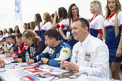 Гонщики приняли участие в выставке SuperCarShow