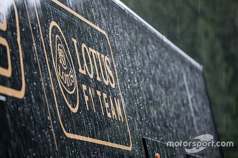 Camion e logo Lotus F1 Team sotto la pioggia