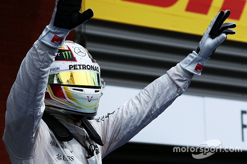 El ganador, Lewis Hamilton, Mercedes AMG F1 celebra con el equipo