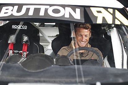 Jenson Button curte folga e pilota Fusca em rallycross