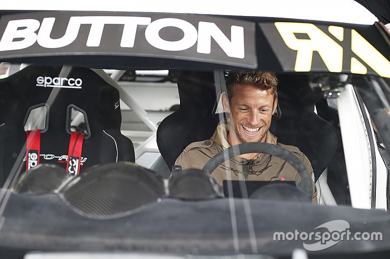 Jenson Button curte folga e pilota Fusca em rallycross