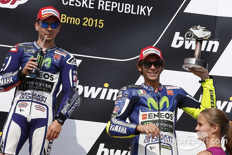 Vainqueur : Jorge Lorenzo, Yamaha Factory Racing et le troisième, place Valentino Rossi, Yamaha Factory Racing