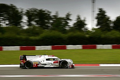 Audi manda en una húmeda primera práctica en Nürburgring