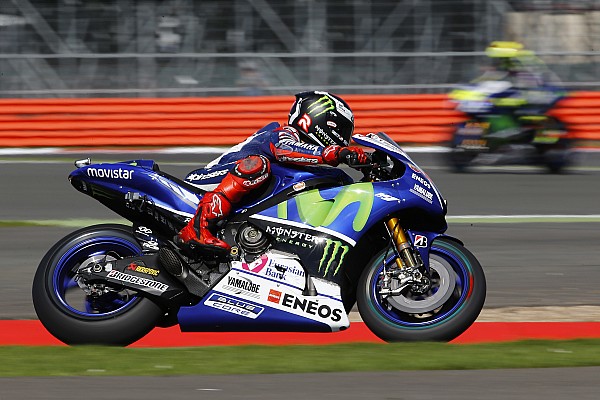 Lorenzo vence a M&aacute;rquez y Rossi se muestra lento