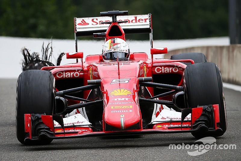 Sebastian Vettel, Ferrari SF15-T rentre aux stands avec une crevaison