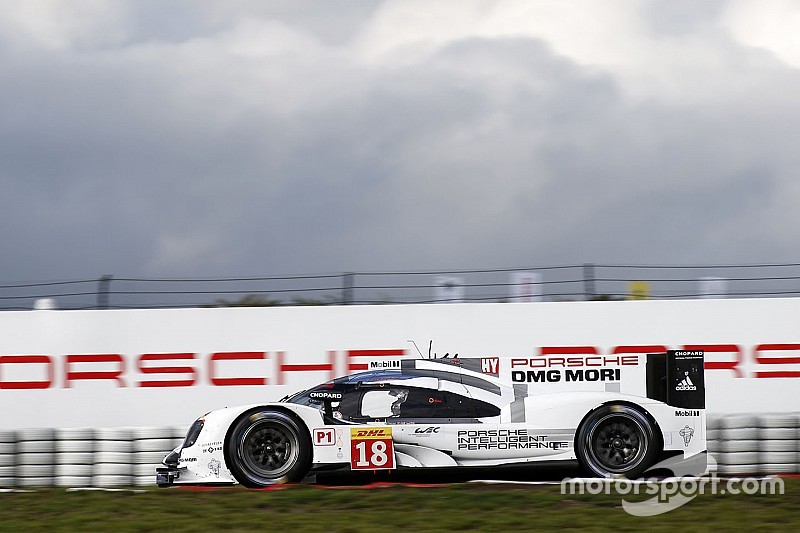 Porsche barre con la primera fila en Nürburgring
